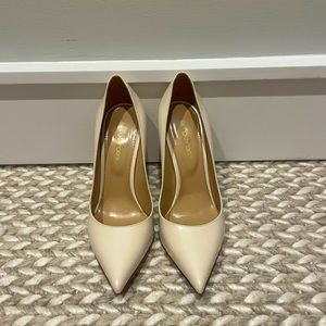 Classic Sergio rossi stiletto pumps size 37 in cream never worn outside!
